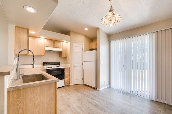 Building Photo - Close to Lake Lowell!