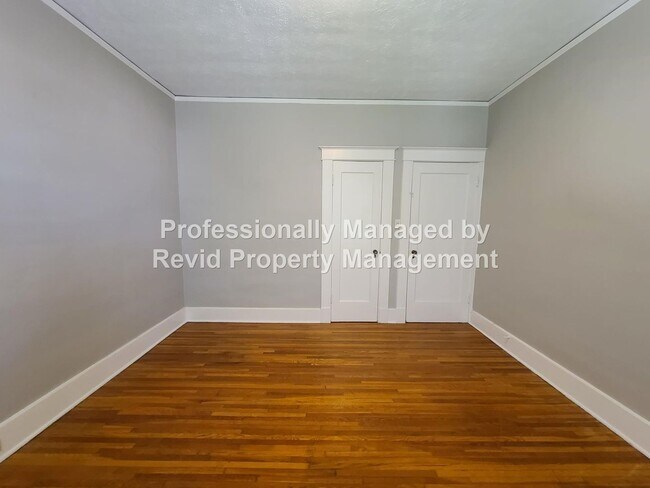 Building Photo - Large upstairs apartment in Midtown!