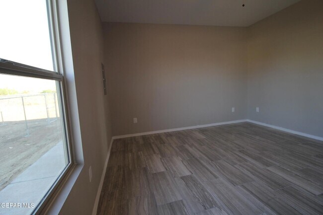 Building Photo - 517 Val Verde St
