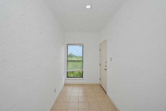 Building Photo - 401 Lakeside Ln