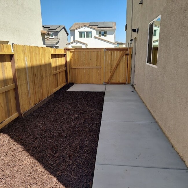 Building Photo - Newer 4 Bedroom, 2.5 bath home in West Roseville/DR Horton Built!