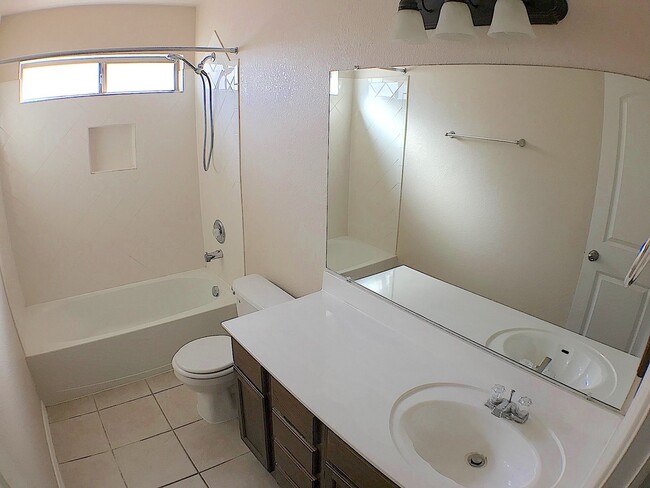 Building Photo - Northeast/Mesquite Hills 3Bed/2.5bath Refr...