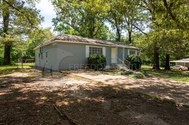 Building Photo - Flexible 3BR/2BA or 2BR + Den Home