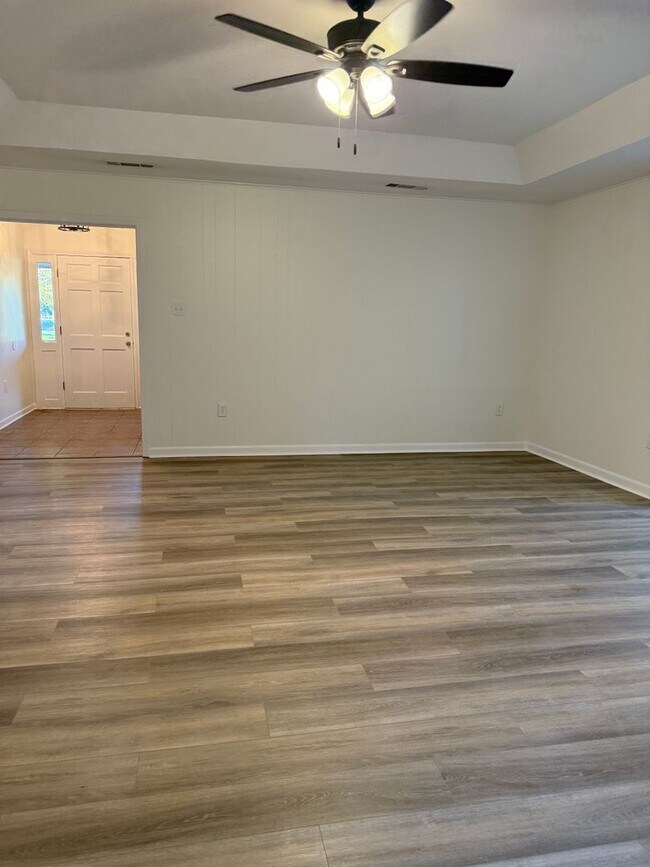 Building Photo - Must see this Beautiful Remolded 4 Bedroom 2.5 Bath Home in Walker