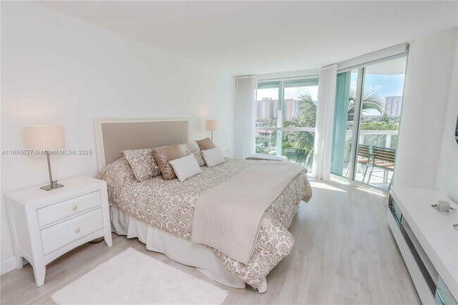 Building Photo - 16500 Collins Ave