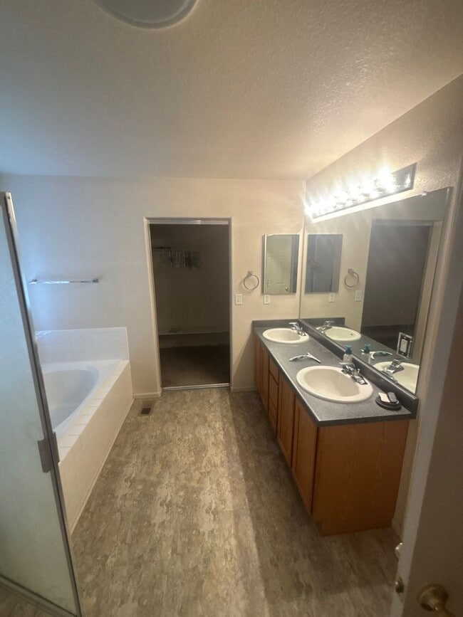 Building Photo - 3 bed, 3 bath COMING SOON in Thornton