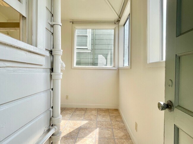 Building Photo - Spacious Studio in the heart of Pacific Heights!  Bonus room!  Laundry! PROGRESSIVE