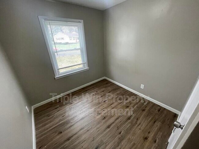 Building Photo - 5 Westdell Dr