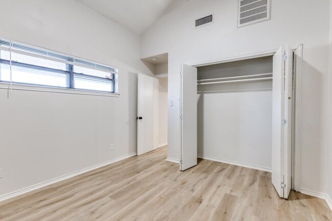 Building Photo - 418 S Las Vegas Trail