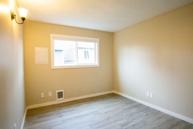 Building Photo - Stunningly Renovated Spacious 2-Bed w/Built-ins, DW, WD, Parking + More!