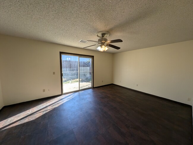 Building Photo - 403 S Elm Ct