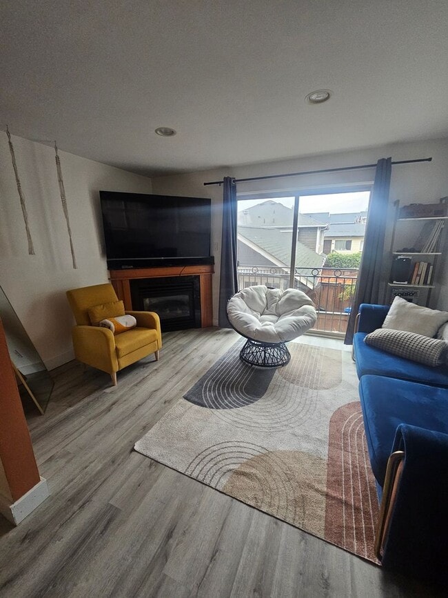 Building Photo - West Seattle! Move In Special 50% off 1st full Month*