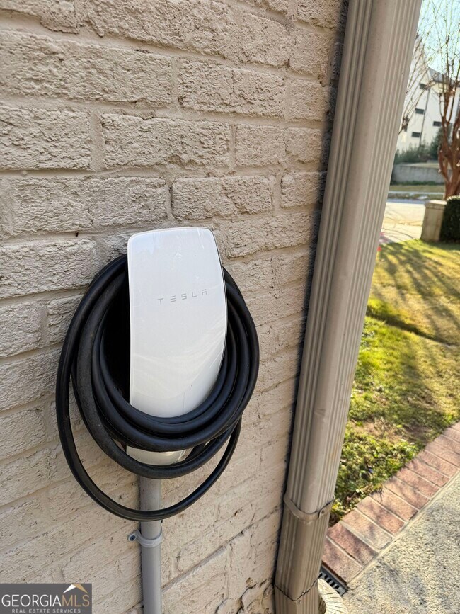 Building Photo - 1092 McLynn Ave NE