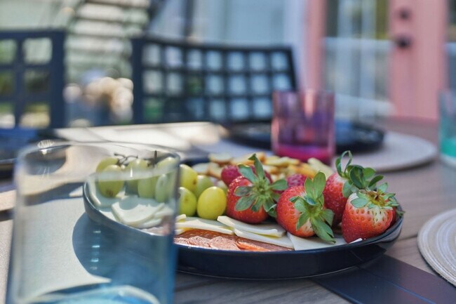 Building Photo - 720 1/2 West Woodlawn Avenue-SI ID1271939P