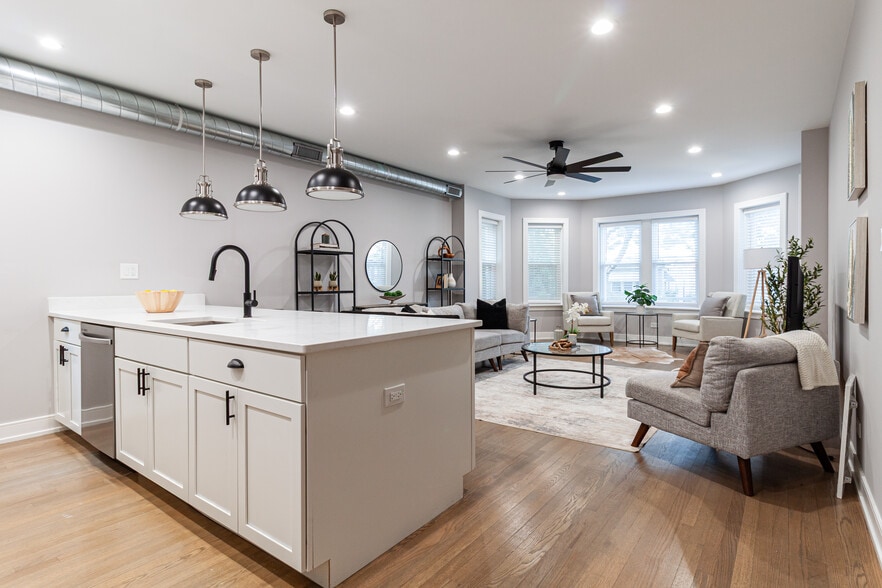 Primary Photo - 2641 W Carmen Ave