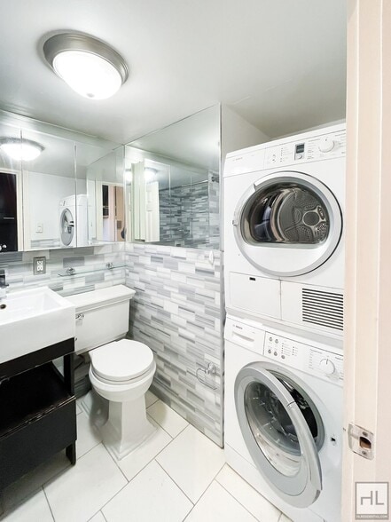 Building Photo - LEROY ST.