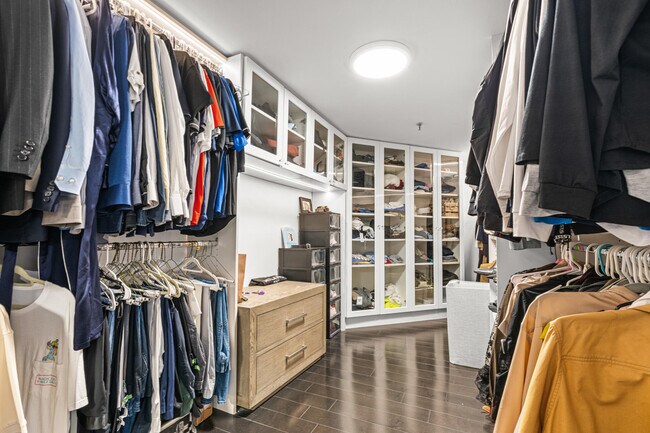 Building Photo - 520 Brickell Key Dr