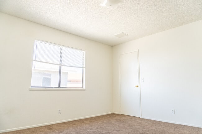 Building Photo - 1024 W Atkins Ave
