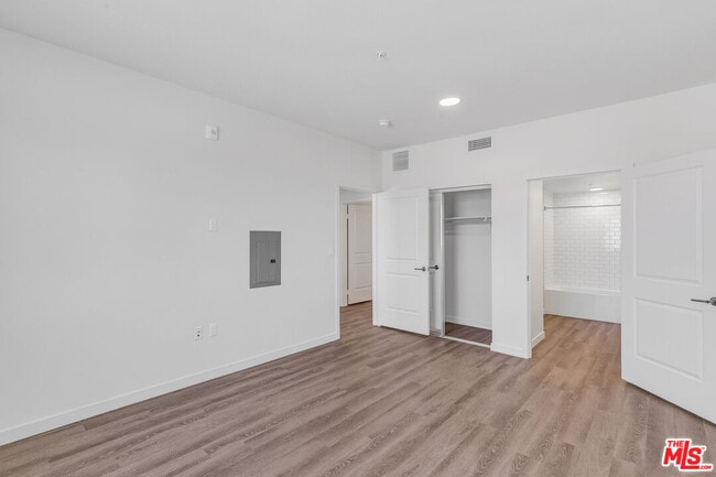 Building Photo - 10824 Blix St