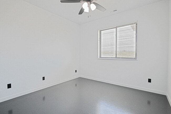 Building Photo - 1495 Oxbow Dr