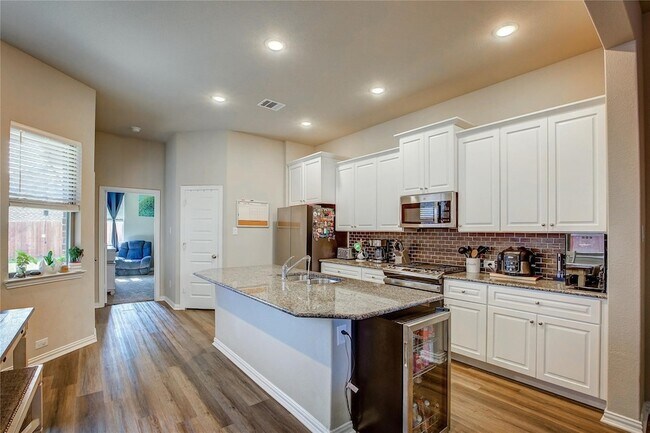 Building Photo - 3916 Ford Dr