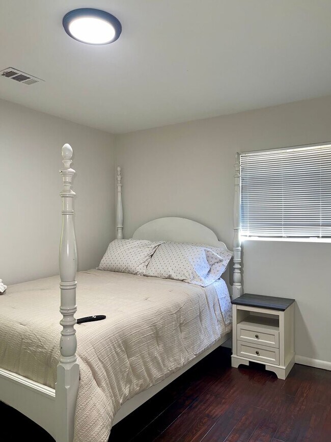 Building Photo - Fully Furnished Short Term Rental Home!