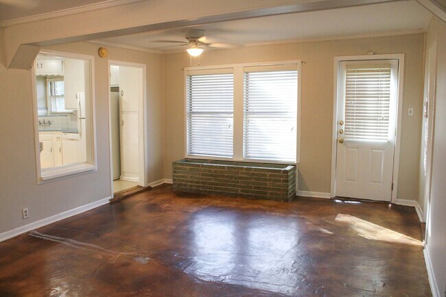 Building Photo - 3 BEDROOM WILSHIRE