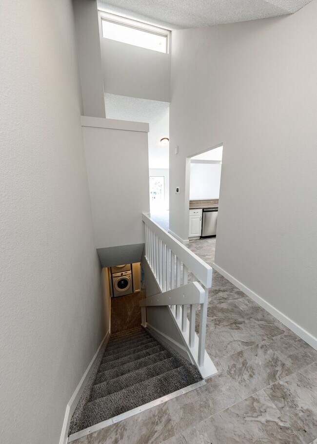 Building Photo - Lovely End Unit 2 Bed Condo, Centrally Located