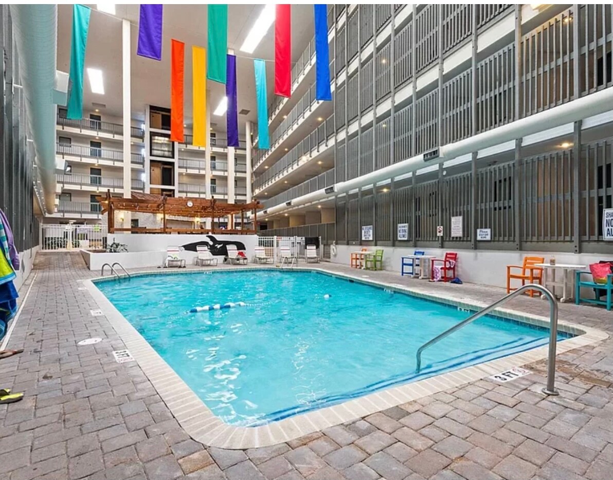 Indoor pool and jacuzzi - 5905 S Kings Hwy