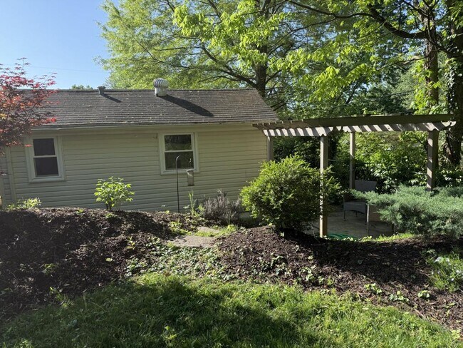 Building Photo - 2901 Lindsay Ave