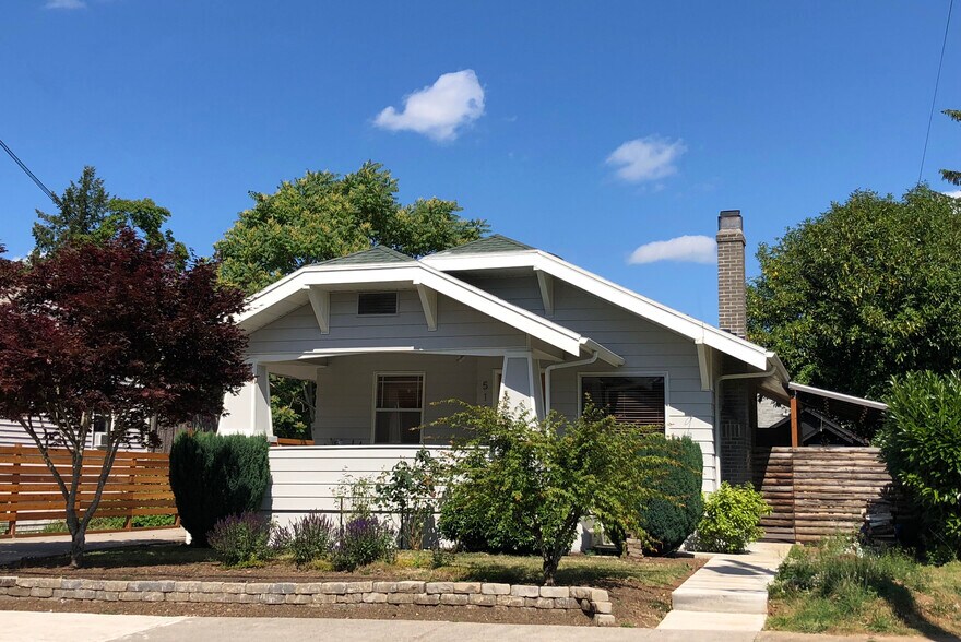 Just a perfect cozy designer bungalow on a super safe street close to everything too - 5124 NE 35th Pl