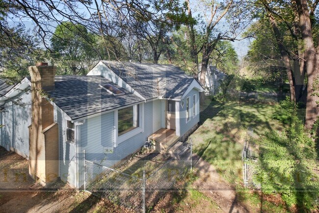 Building Photo - Newly Renovated, Pet Friendly Home in KCMO!