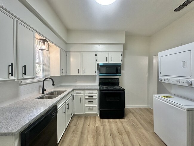 Building Photo - Tour Today! Newly Remodeled 1 Bedroom 1 Ba...