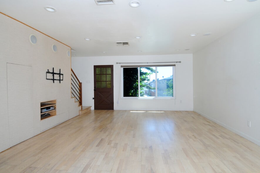 Building Photo - 519 E Providencia Ave