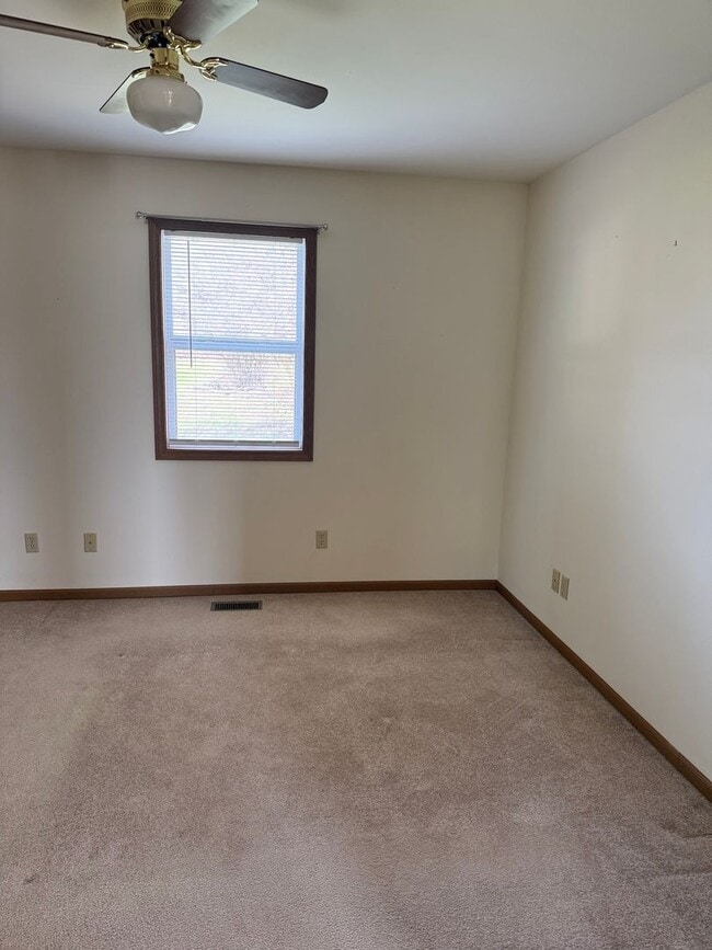 Building Photo - 2 bedroom 1 bathroom house