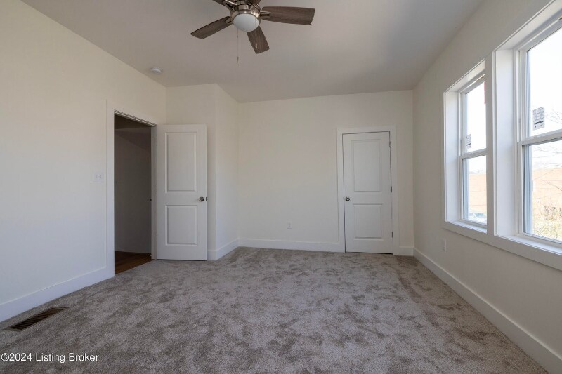 Building Photo - 426 E Oak St