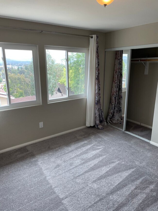 Building Photo - Large Fletcher Hills Home With 3 car Garag...