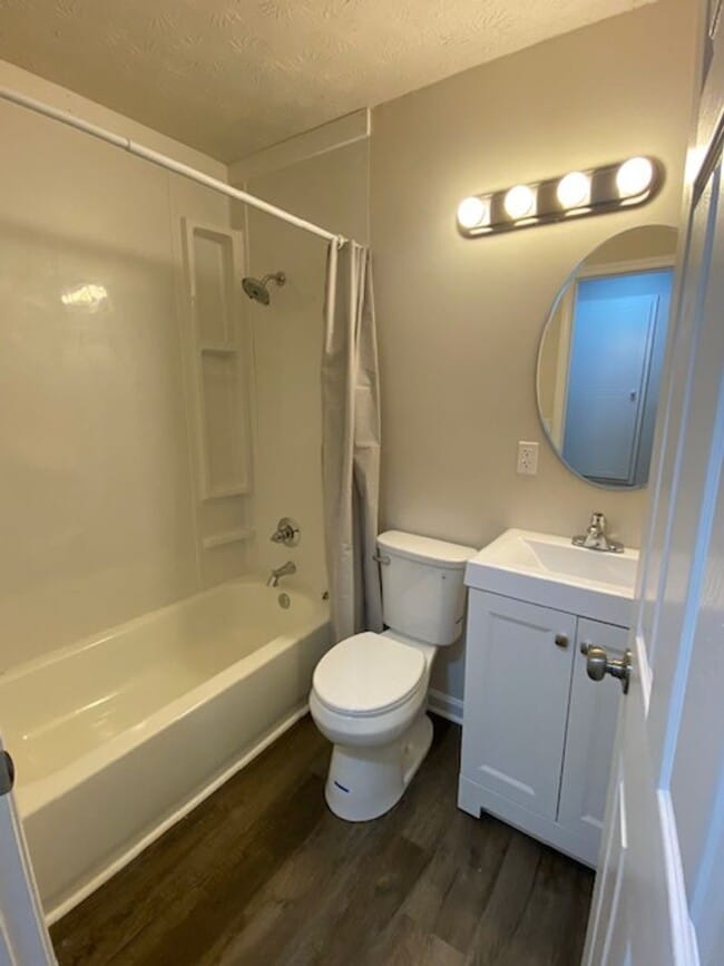 Building Photo - Quiet Living in the country.