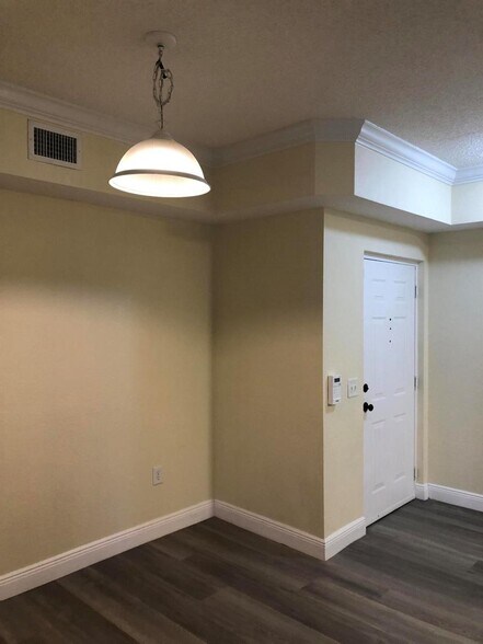 Building Photo - 330 Crestwood Cir