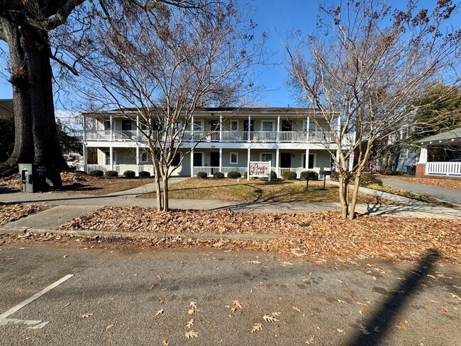 Building Photo - 402 S Holly St