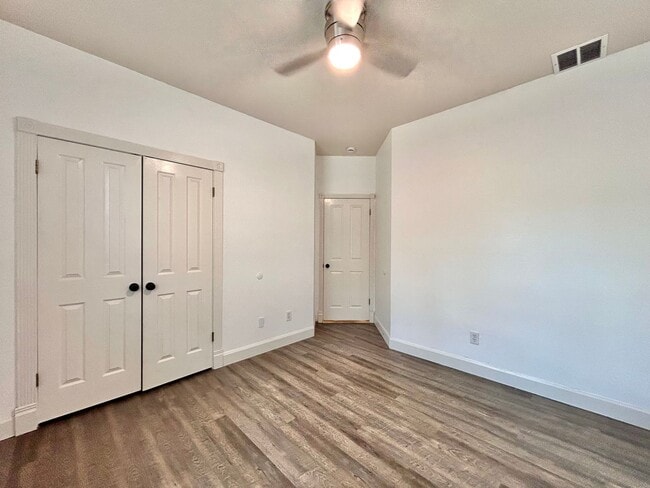 Building Photo - 4 Bed / 2 Bath Spacious One-Level Home wit...
