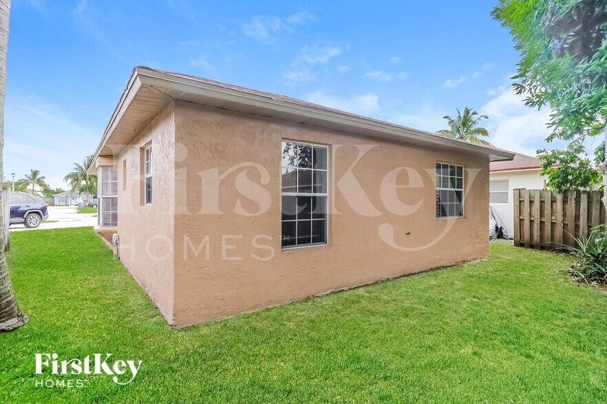 Building Photo - 5709 Boynton Crescent