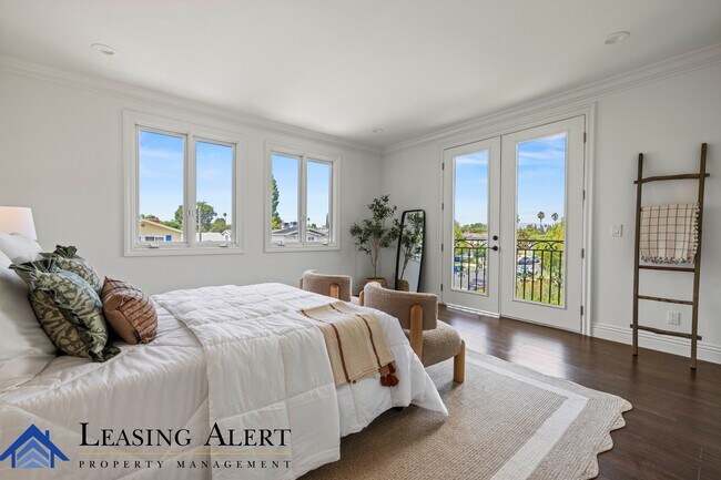 Building Photo - 5011 Hayvenhurst Ave