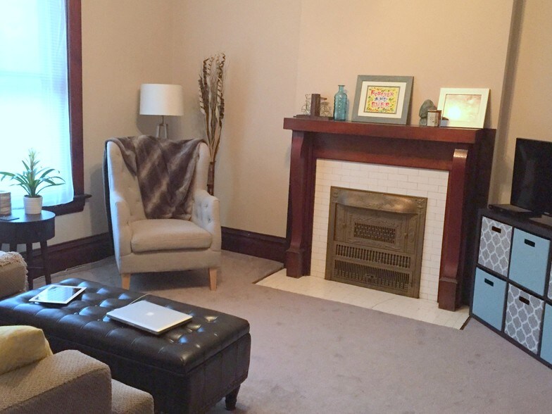 Living room - 3016 Victor St