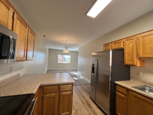 Building Photo - APARTMENT IN GREAT LOCATION FOR RENT!