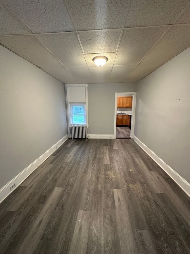 Building Photo - 3 Bed, 1 bath rowhome available!
