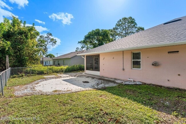 Building Photo - 158 Empress Ave