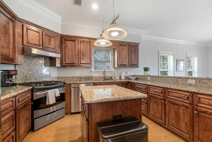 Building Photo - 8008 Belle Fontaine Dr
