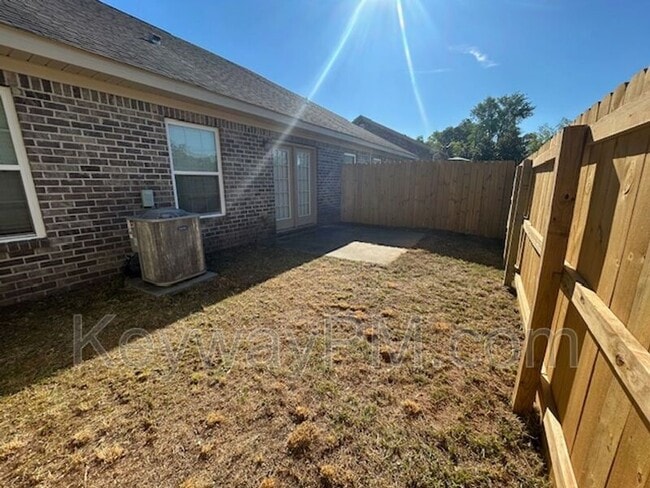 Building Photo - 111 Village Run