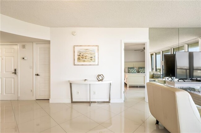 Building Photo - 3554 Ocean Dr